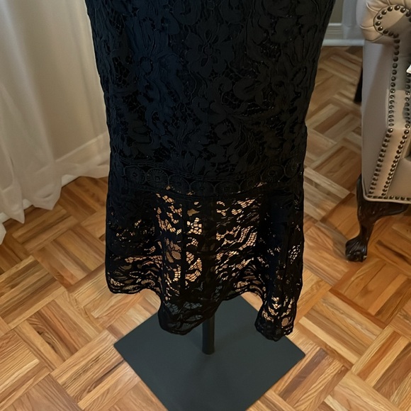 Stunning lace Bardot dress - Picture 3 of 6